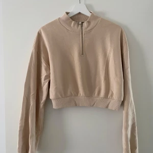 Croppad sweatshirt NLY Trend - Endast använd vid några få tillfällen och är således i mycket fint skick! Normal i storleken.