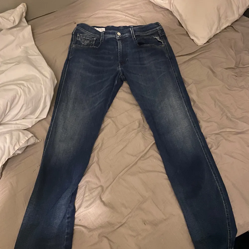 Tja! Säljer ett par snygga blå jeans från Replay, modell Anbass hyperflex. Jeansen är i gott skick och använda 3-5 gånger.. Jeans & Byxor.