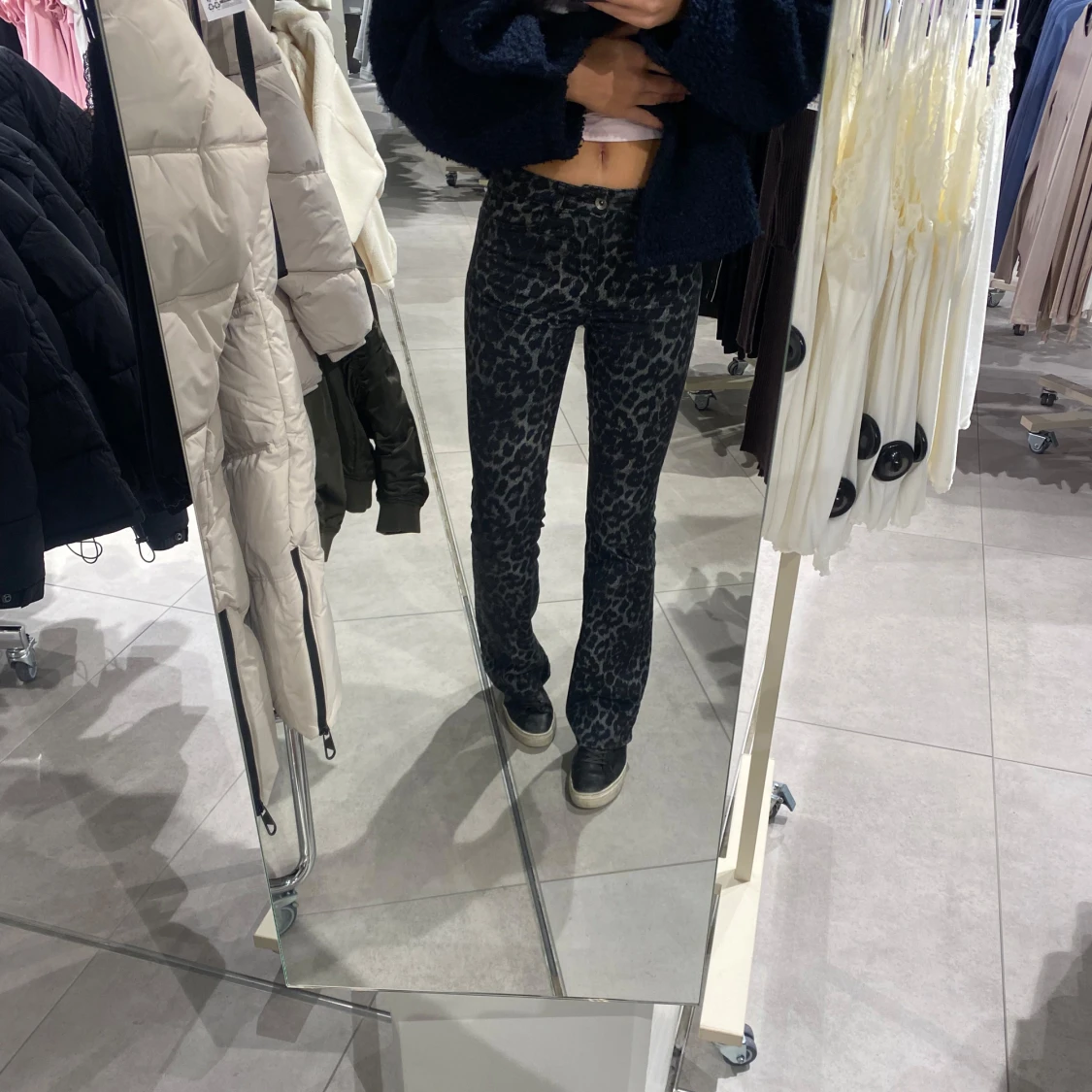 Grå leopardmönstrade byxor - 91