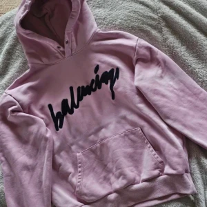 Balenciaga hoodie  - En rosa hoodie med Balenciaga-logotypen tryckt på framsidan. Har tyvärr inget kvitto kvar då jag köpt för ett tag sen! 