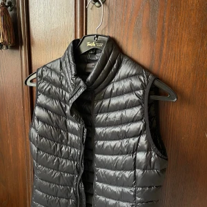 Väst - Everest väst i storlek 36. Knappt använd- fint skick! Upphämtning i Malmö🌸