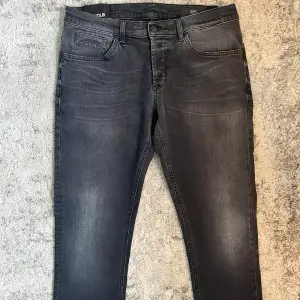 Tjena! Säljer nu dessa tvär feta Dondup jeans! | De är grå, inte svart! | Skick 9/10 sjukt bra! | Nypris ca 3500kr | Mitt pris 999kr | Kom pm vid frågor eller funderingar | Postas eller möts upp i Gävle!