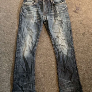 Blå bootcut jeans - Säljer ett par feta bootcut jeans med fet wash. 30x30 och sitter najs över skorna. Skicka bud!!!