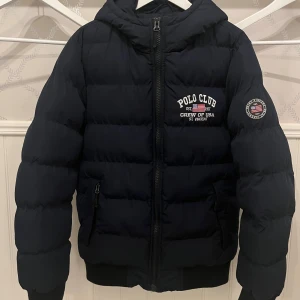 Polo club vinterjacka - Säljer jackan då jag inte har användning för den längre. Finns inga defekter på den och den ser ut som ny. Använd under förra vintern och är en väldigt skön vinter jacka 🧥🙌  Priset kan diskuteras vid snabb affär! 🤗✅
