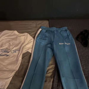 Ljusblåa Palm Angels - Ljusblåa Palm Angels äkta Använda 2-3 gånger och har inga hål alls. 10/10