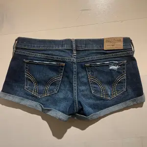 Superfina low waist jeansshorts! W26 men är mer w27 tkr jag. Bra skick knappt använda 