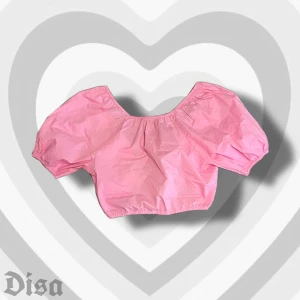 rosa tröja med puffärm - söt rosa cropped tröja med puffärmar och öppen rygg med knytdetalj. knappt använd. PÄLSDJUR I HEMMET!