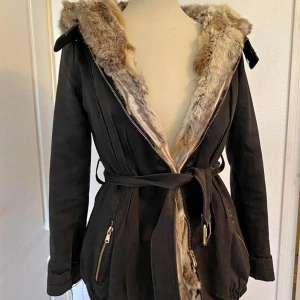 Parle de vous - Parle de vous vinterjacka i storlek 36. Med avtagbar kaninpäls.  Jackan är väl använd se bilder. Dock om man lägger ner kärlek och lagar jackan kommer den att vara mycket finare. Eller om man vill använda själva pälsen till något annat. 