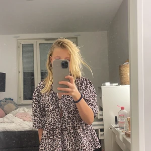 jätte fin leopard tröja i storlek xs,jag säljer den då den inte kom till någon användnig🐆❤️ - bra skick storlek 32-34 i leopard print