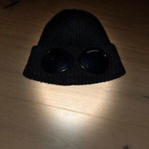 CP Company mössa svart! - Tjena! Jag säljer en svart CP Company mössa som är 9/10 i skick och näst in till helt ny, ni får gärna höra av er om någon information/frågor, pris ej hugget i sten!
