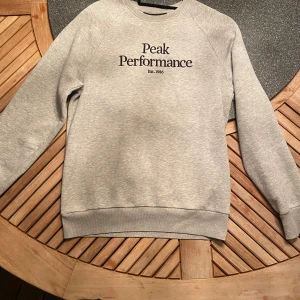 Peak performance sweater - Denna tröjan är köpt för 6 månader för 1200kr och säljer nu eftersom att den inte riktig är min stil. Har inte använt den på ett tag och den är helt ren och hel.