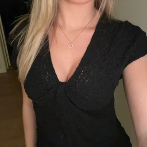 Spetstopp - Så fin spetstopp med en vriddetalj i fram, den är i jättebra skick💕💕