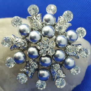 Brosch/Hänge - Pärlbrosch Snöflinga  - Den här vackra broschen med grå pärlor och transparanta kristaller är ca 5 × 5 cm. 