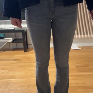 Gråa bootcut jeans - Stl: xs/34 Är 173 Långa med mycket bra passform. Väldigt bra skick. 