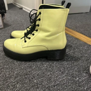 Anna field stövlar - Gul nion färg stövlar väldigt unik och fashion använd bara två gånger 