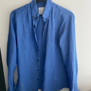 Oscar Jacobsson Linneskjorta - Hej! Säljer min Oscar Jacobsson linneskjorta i grymt skick eftersom jag växt ur den. Ifall du har fler frågor är det bara att ställa🤩