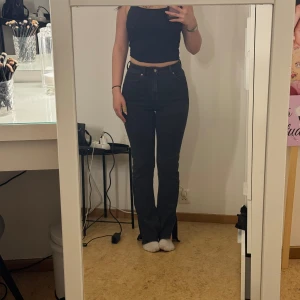 Jeans - Svarta jeans med slits längst ner från H&M! Köpta för ca 299kr! Pris kan diskuteras & för fler bilder skriv privat!
