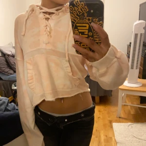 Hollister hoodie - Rosa hollister hoodie med mellan stora defekter, skriv för att se defekterna!