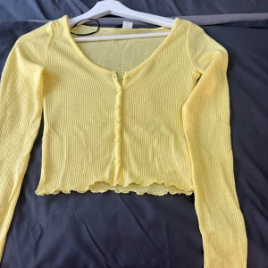 H&M tröja - Ljus gul tröja kort från H&M helt ny oanvänd 