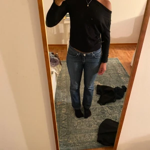 Lågmidjade acne jeans  - Så snygga low waist acne jeans i bra skick!  Höftmått: 75 runtom (passar mig med midjemått 84 också så lite stretchiga) Innerbenslängd: 72 cm 