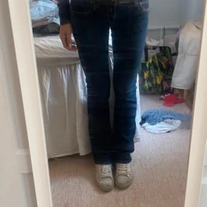 Replay jeans - Så fina replay bootcut replay jeans i en mörkblå färg som tyvärr inte kommer till användning. Storlek 29/34 jag har vanligtvis 26/34 och de sitter perfekt på mig!