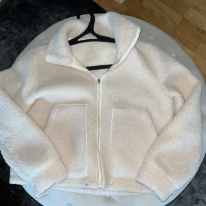 Teddy jacka - Superfin teddyjacka i fint skick! Har ej kommit till användning därav försäljning💕