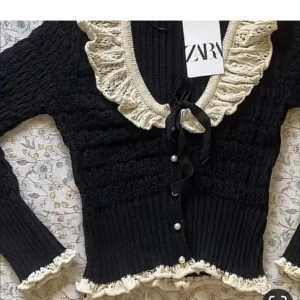 Stickad Zara kofta / tröja - Har en i storlek L, men råkat tvätta i för hög värme och nu passar den någon som har S. Annars i nyskick. Kom med prisförslag