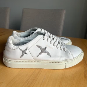 Axel Arigato skor - Säljer mina snygga Axel Arigato skor i storlek 37. Säljs då de inte kommer till användning. Har tvättats i tvättmaskin därav slitningen. Den passar säkert någon som brukar ha 36 då den krympt en aning. Priset är pga skicket🩷