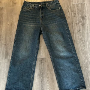 Baggy jeans - Baggy jeans med fade. Köpt second hand men passade mig inte riktigt.  Mått: Midja: 39cm Ben: 105cm Lår: 34cm Benöppning: 26cm