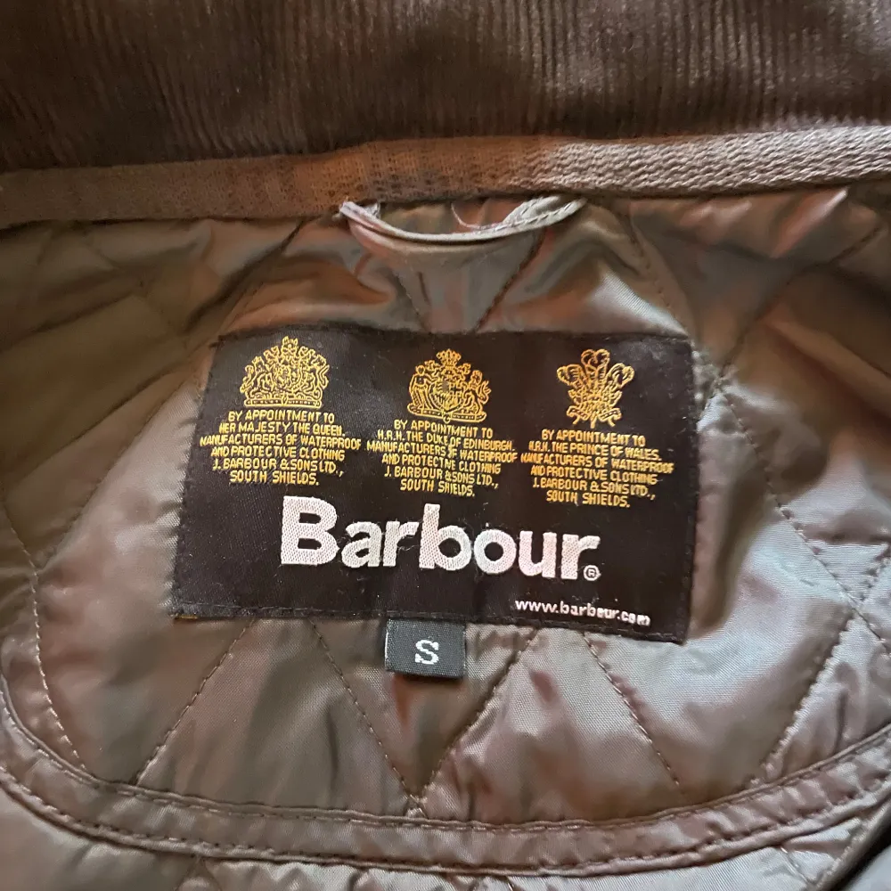 Snygg jacka från Barbour. Perfekt för svalare väder! Storlek S men sitter som M/L, för dig runt 185cm eller längre. Skicka 9/10 Köpt för 2199kr, mitt pris 499. . Jackor.