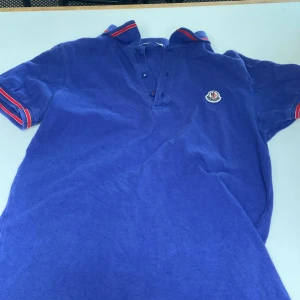 Moncler piké - Säljer pikén pågrund av att den har blivit för liten för mig då Moncler är väldigt liten i storleken