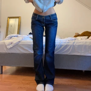Jeans - Lågmidjade bootcut jeans 🤗midjemått 39cm, innerbenslängd 85cm. ❤️