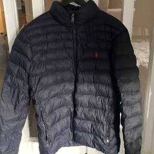 Ralph Lauren Jacka - Säljer en Ralph Lauren jacka i storlek M. Använt fåtals gånger, jackan har inga fläckar, hål eller andra defekter, skick 10/10.