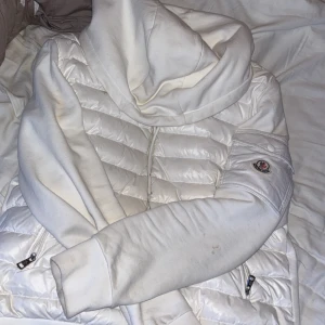 Fin vit moncler cardigan - Fin bra jacka bra till vintern den värmer mycket mer än vad man tror 