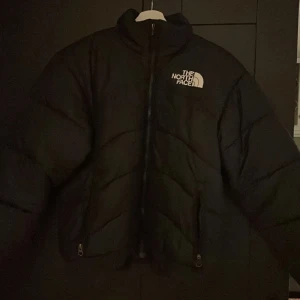 The north face puffer jacka  - Hej säljer min tnf puffer jacka med lite längre ärmar, riktigt snygg. Sitter xs på herr. Nypris runt 2000 har jag för mig
