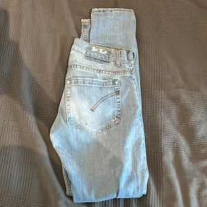 Dondup George  - Säljer dessa feta dondup George jeans i ljusblå färg. Riktigt feta jeans och bra slitningar skick: 10/10 helt nya. Nypris: 3500 mitt pris: 1000. 