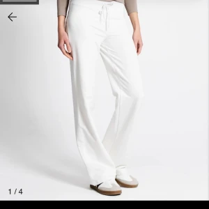 Vita mjukisbyxor  - Säljer ett par helt oanvända mjukisbyxor från lager 157 med prislapp på Stl M