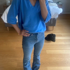 Gina Tricot Jeans  - Säljer mina bootcut jeans från Gina Tricot då dom har blivit för små!💕 Är jättefina på och passar till allting, nypris 500 kr och priset går att diskutera❤️ Har använts 2 gånger så är i väldigt bra kondition😘