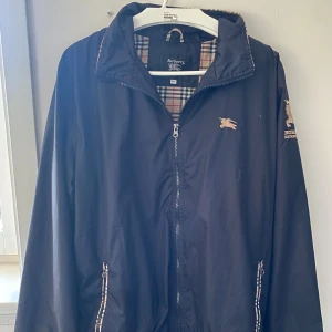 Burberry windbreaker/bomberjacka - Säljer den billigt då jag inte har någon användning sv den. Strl XXL men den är som en XL eller lite rymlig L.