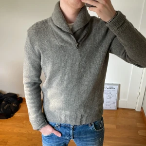 Ralp Lauren tröja  - Riktigt skön Polo Ralph Lauren tröja med en schysst och unik krage med snygga stickningar. Den är även riktigt varm och skön nu till hösten och vinter säsongen. Storlek S men passar S-M. Skick 9/10 då den blivit använd men inga fel.