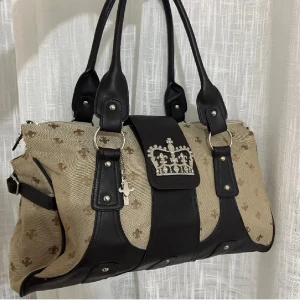 vintage väska  - säljer denna snygga vintage väskan! sparsamt använd, syns inga defekter förutom dragkedjan (se bild tre)💓 skriv vid frågor! pris kan diskuteras vid snabb affär!