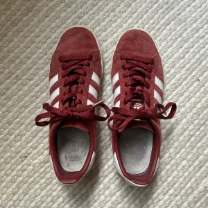 Vinröda adidas campus  - Säljer ett par vinröda adidas (campus) sneakers  i storlek 39,5💖 Något slitna inuti och utanpå på själva sulan, annars fint skick!  Kommer sälja för 450 kr inkl frakt. Skicka meddelande för fler bilder/funderingar!🫶🏽 