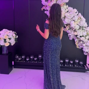 Balklänning/klänning till bröllop - En mycket fin och elegant mörkblå klänning med slits och stenar, använt endast en gång. Storlek: 36 (passar även 38, jag själv är en 36/38 och den passade perfekt) Använt endast en gång.  Köpt från Turkiet, nypris: 4000:-  Mitt pris: 2800:-