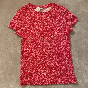 Röd blommig topp - Supergullig! 