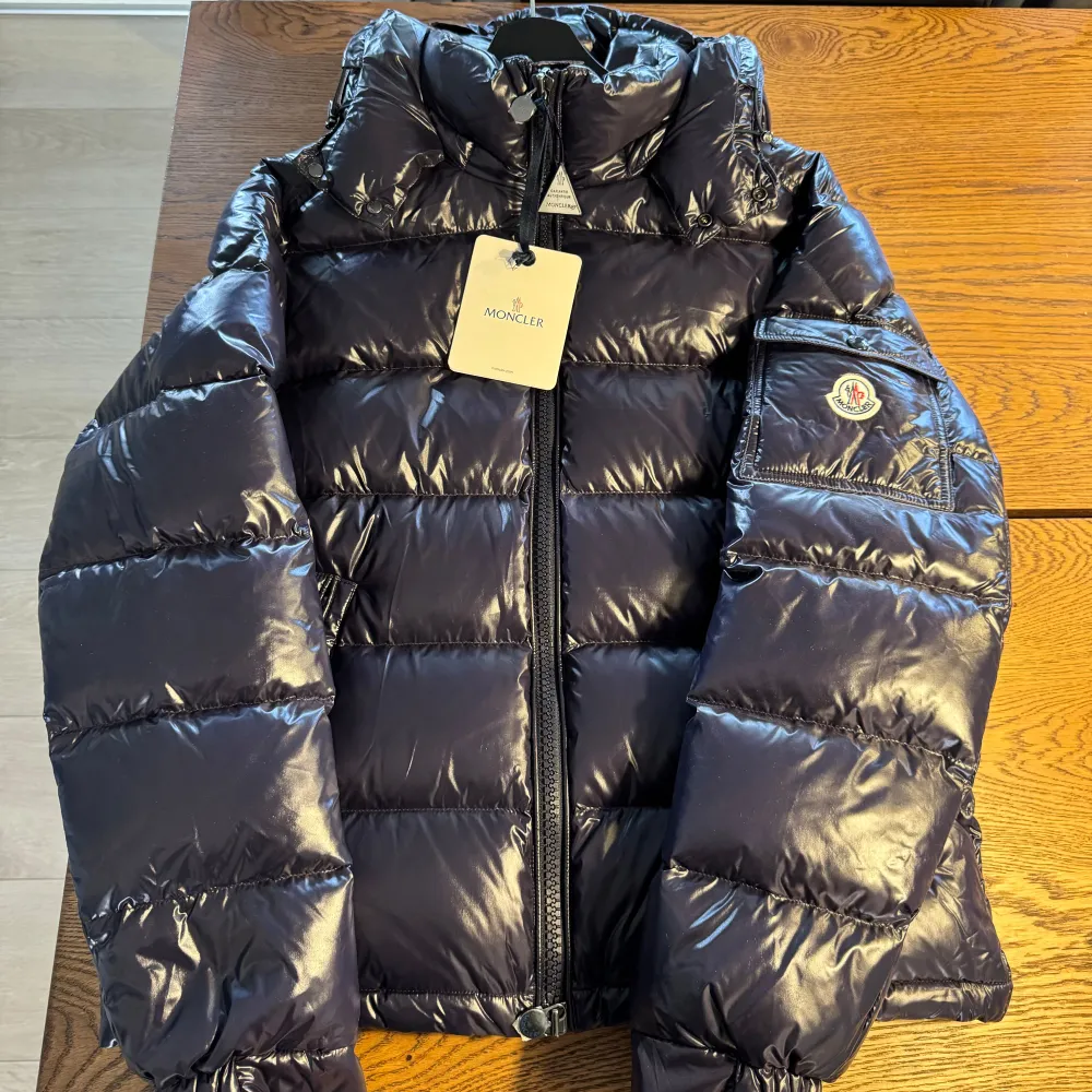 Moncler Maya i mörkblå, jackan är helt ny med tags. Hör av er vid minsta fundering eller eventuellt fler bilder! . Jackor.