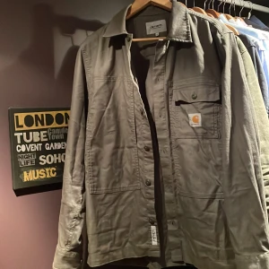 Carhartt overshirt  - Skitsnygg Carhartt overshirt i olivgrön färg, skönt och bra material samt skön passform. Perfekt för hösten 🍂.