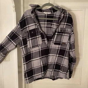 Skjorta - Superfet skjorta/buttondown som är snygg att ha över t-shirts 🤩 Perfekt nu till hösten, är i bra skick 🙌 Storlek 164, men sitter som XS/S. Skriv privat vid funderingar 