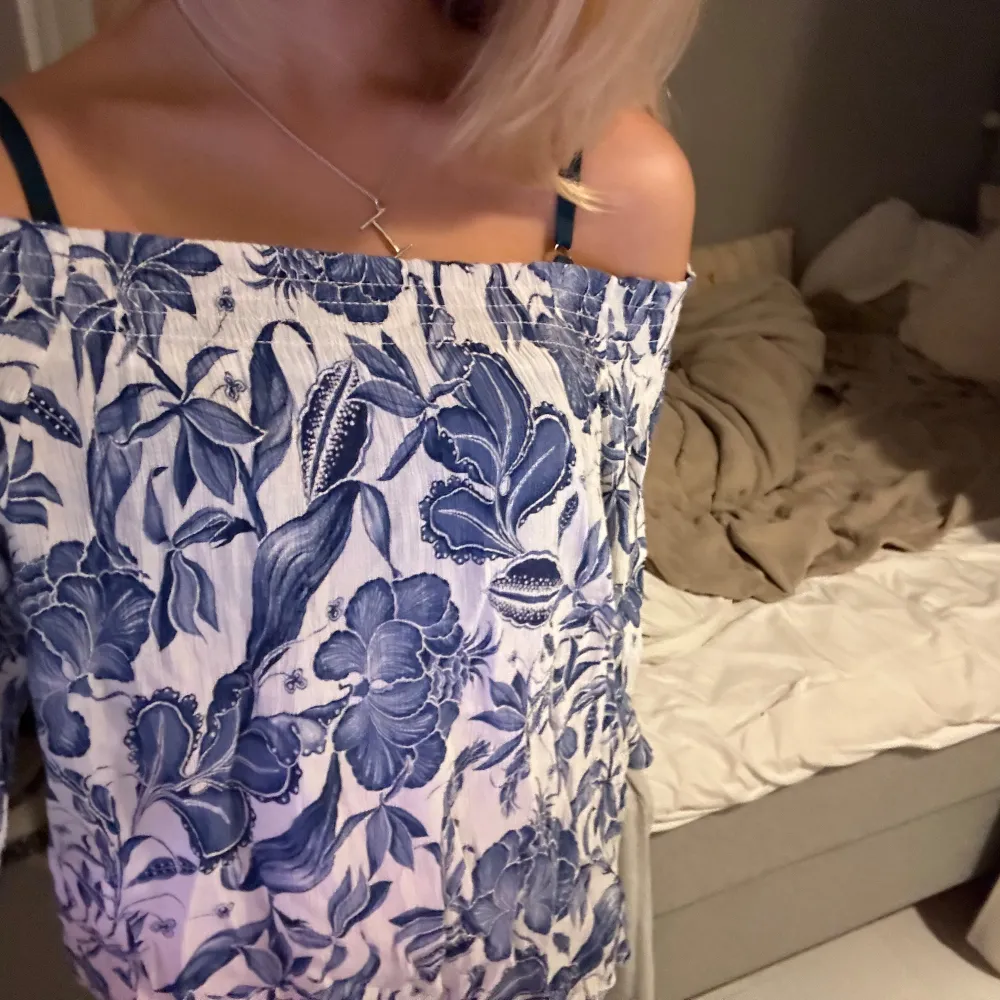 säljer denna as snygga blusen som är perfekt till en sommarmidsag🥰. Puserot.