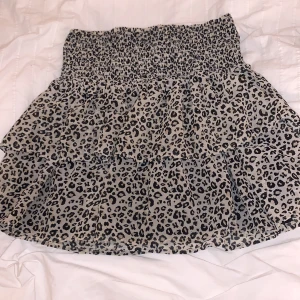 Leopard kjol - Snygg leopardkjol i fin skick. 