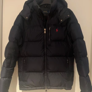 Ralph Lauren Jacka - Tja, säljer nu min extremt snygga ralphlauren jacka! Som ni kan se så är den i väldigt bra skick med inga tydliga defekter och använd under väldigt kort tid. Skicka gärna en pling vid funderingar!